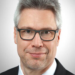 Dr. med. Stefan Maas ist HNO Facharzt & Plastischer Gesichtschirurg, sowie  Experte für komplexe ästhetische Nasenchirurgie